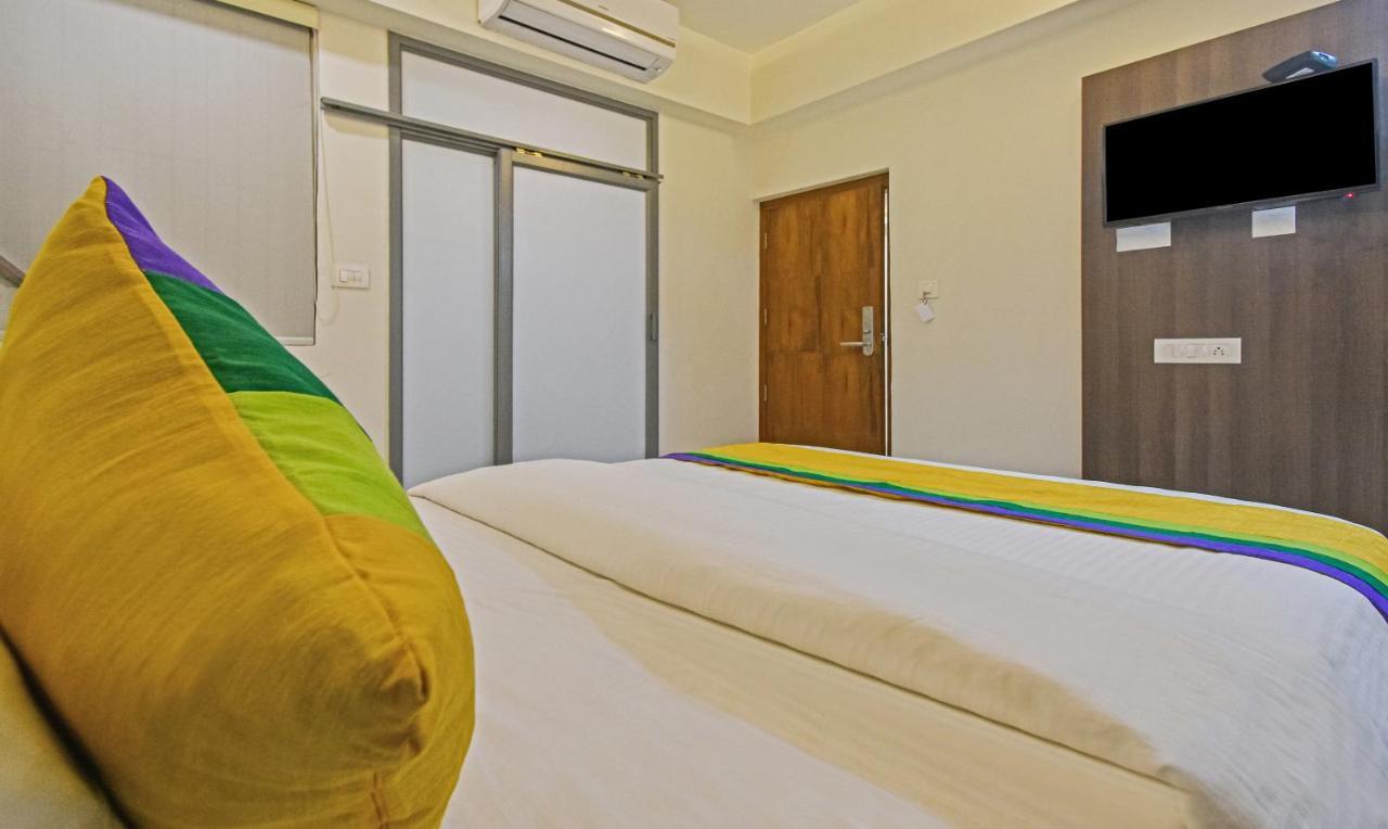 Itsy Hotels Deluxe Inn شيناي المظهر الخارجي الصورة