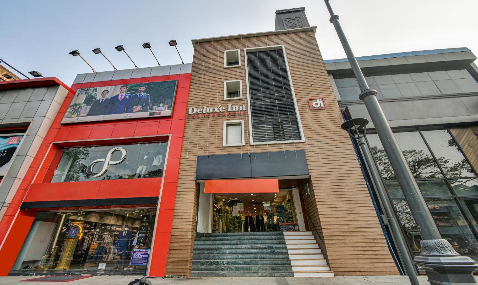 Itsy Hotels Deluxe Inn شيناي المظهر الخارجي الصورة