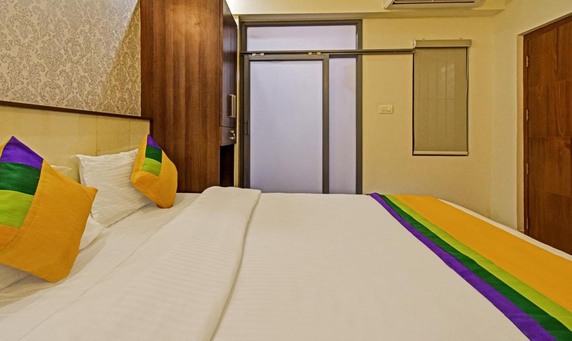 Itsy Hotels Deluxe Inn شيناي المظهر الخارجي الصورة