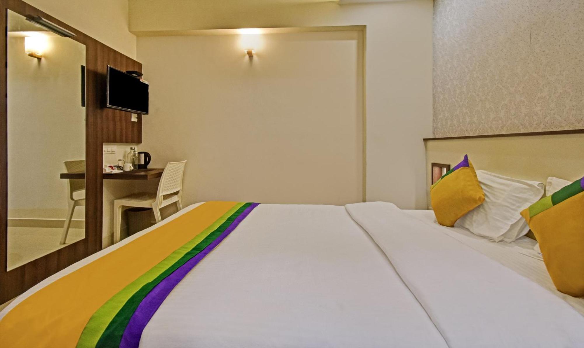 Itsy Hotels Deluxe Inn شيناي المظهر الخارجي الصورة